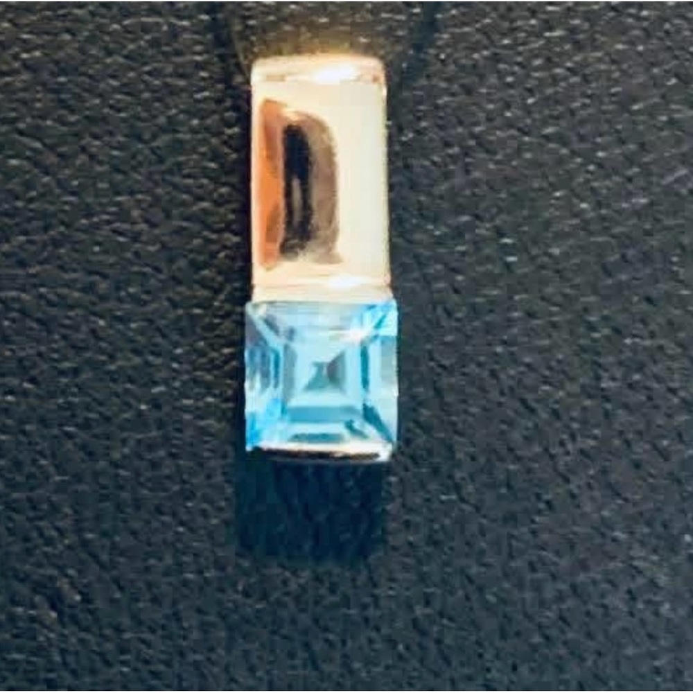 Elegant White Gold and BlueTopaz Pendant